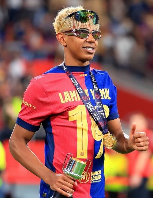 维尔茨加盟利物浦后表现低迷，仅1次进球被判乌龙，未能兑现预期。