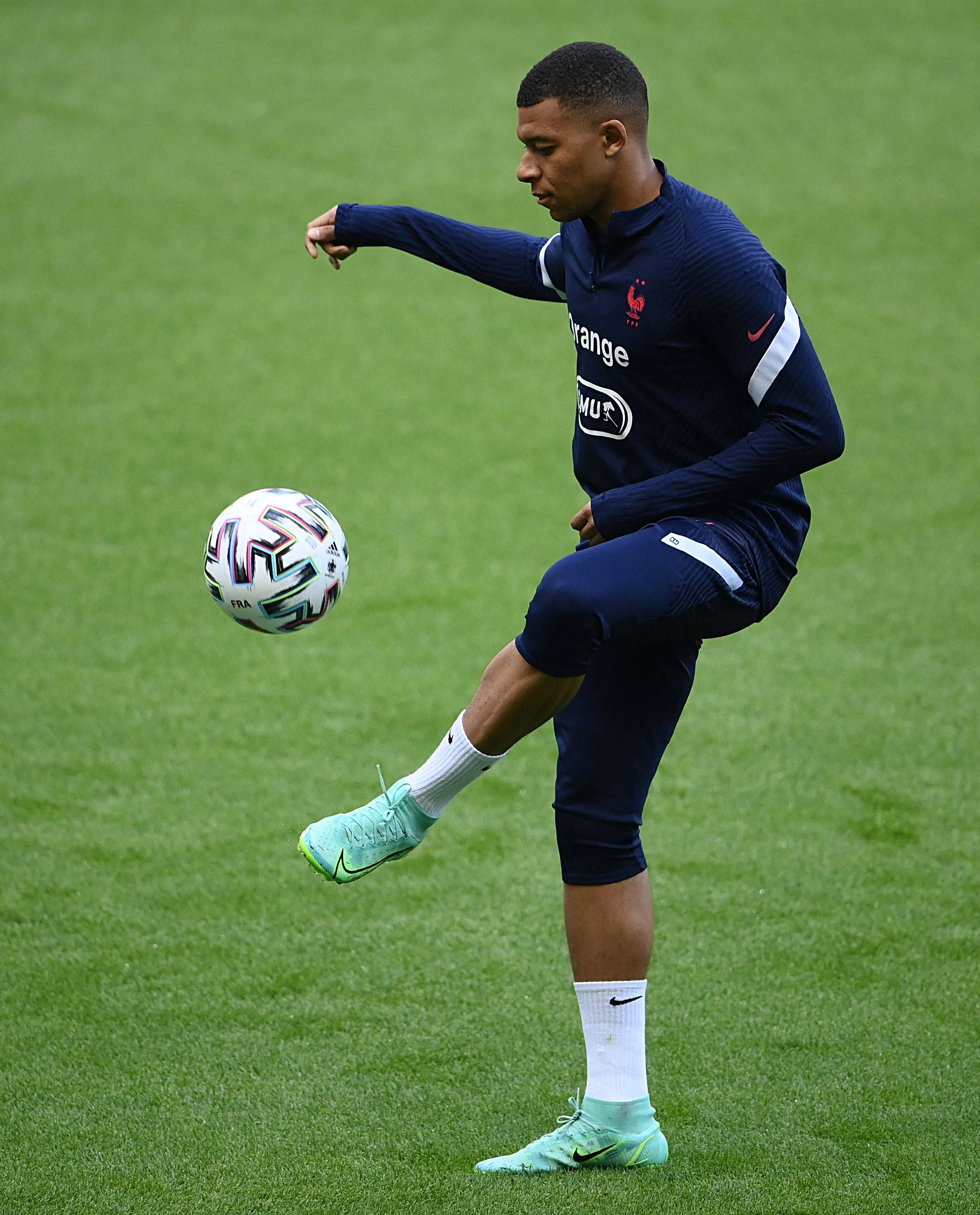 太阳报：52岁切尔西名宿马克莱莱担任环球小姐大赛评委