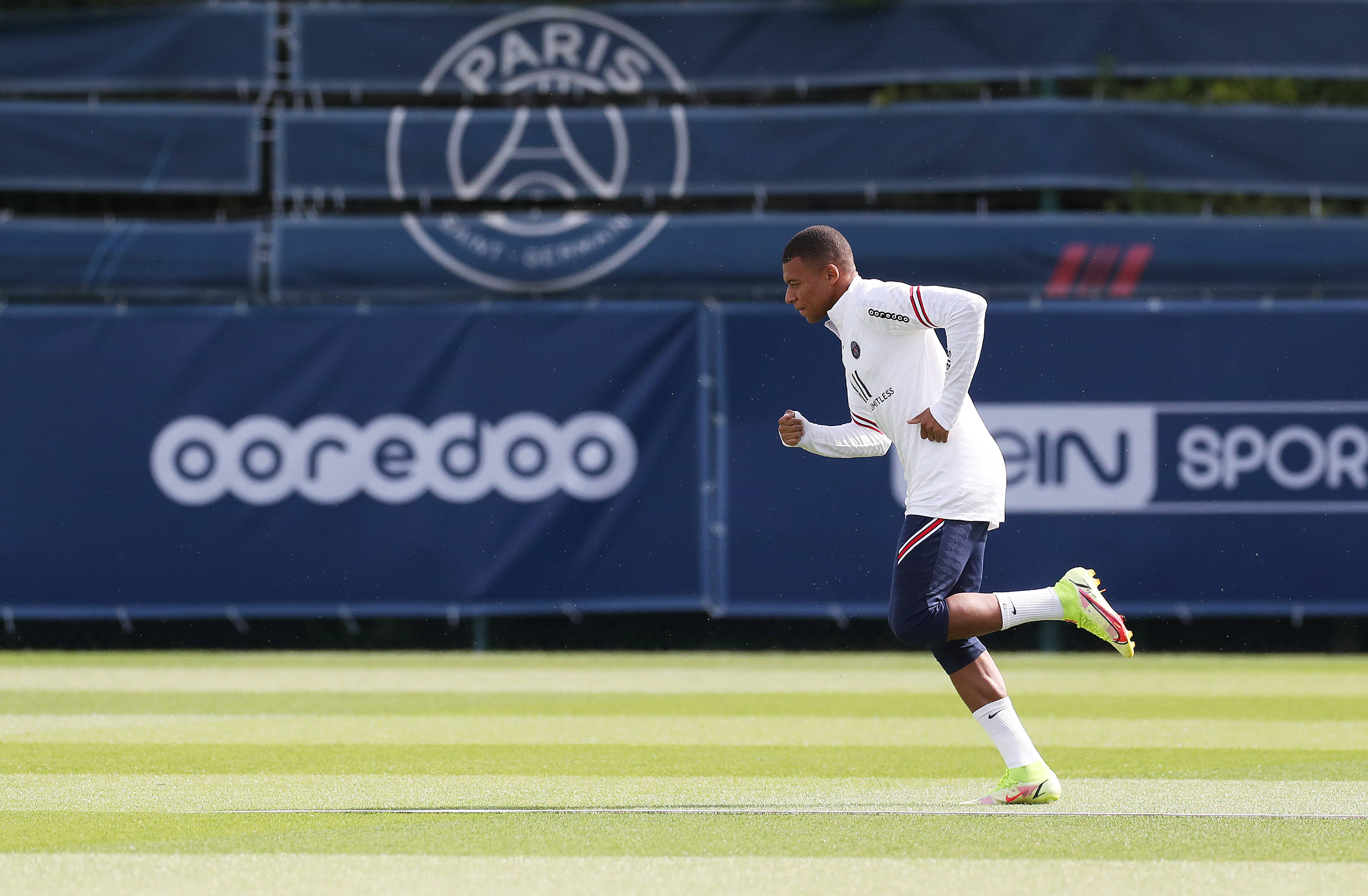 篮球勇士球星单场命中三分刷新纪录