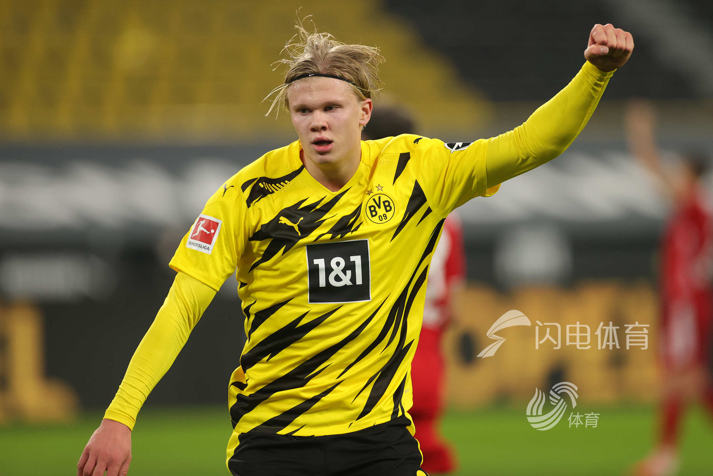 火箭与开拓者交易四名球员及选秀权，换得阿夫迪亚，以解决薪资压力和阵容调整。