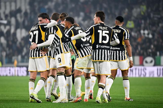 布拉德利：我小时候经常在自家花园里滑铲模仿杰拉德