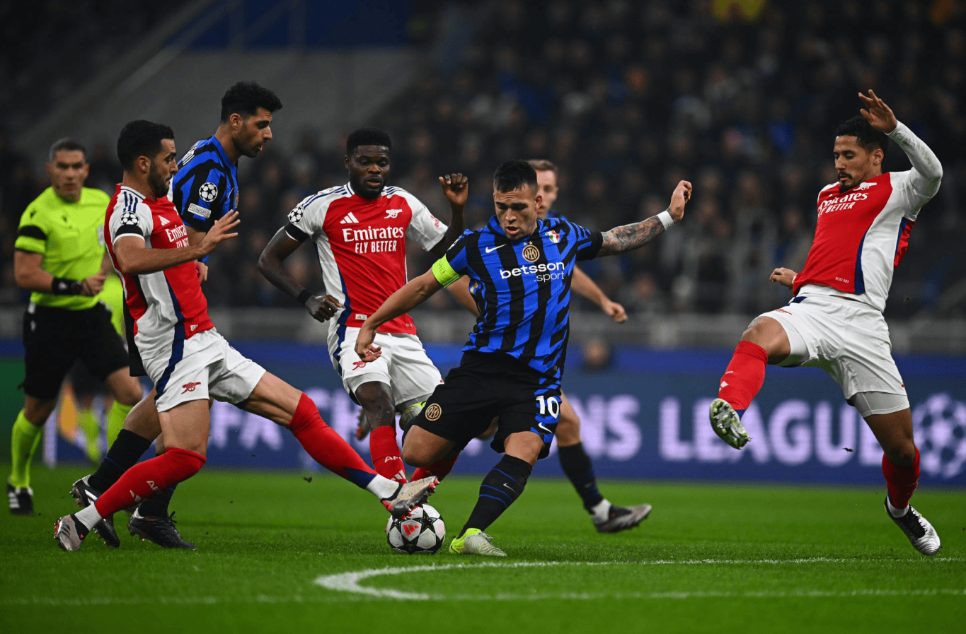 记者：国米、尤文和水晶宫想冬窗引进阿克，曼城要价3500万欧